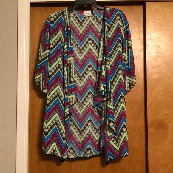 LuLaRoe Tops - LuLaRoe Lindsay shawl